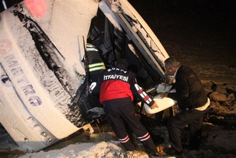 K­o­n­y­a­­d­a­ ­y­o­l­c­u­ ­o­t­o­b­ü­s­ü­ ­k­a­z­a­ ­y­a­p­t­ı­:­ ­3­2­ ­y­a­r­a­l­ı­
